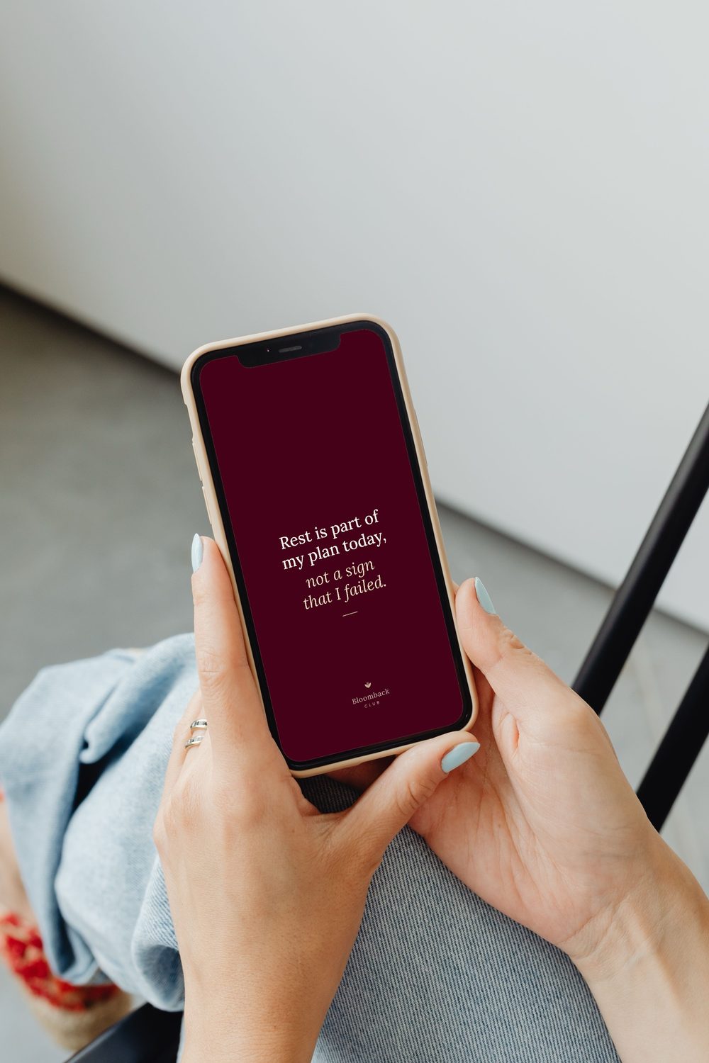 A Bloomback lock-screen wallpaper on a phone